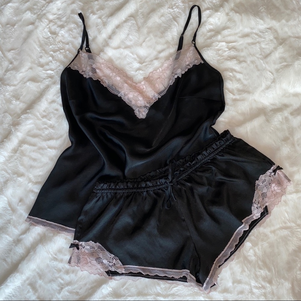 💲⬇️ Victoria’s Secret satin lace pajama sleep set